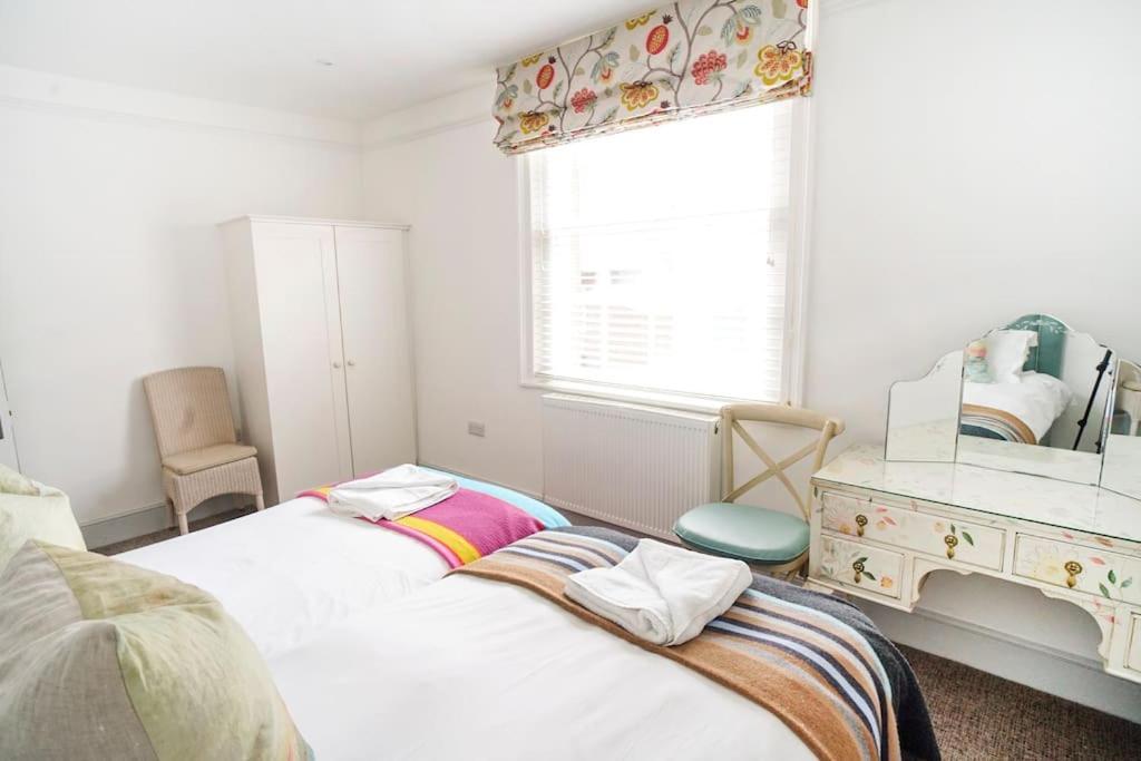Paskins, Cowes - Sleeps 4 - 2 Bed - 2 Bath - Central Location Exteriör bild