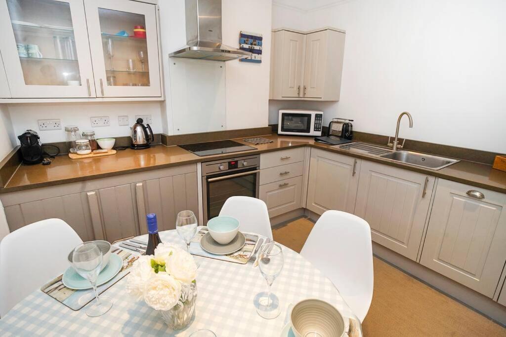 Paskins, Cowes - Sleeps 4 - 2 Bed - 2 Bath - Central Location Exteriör bild